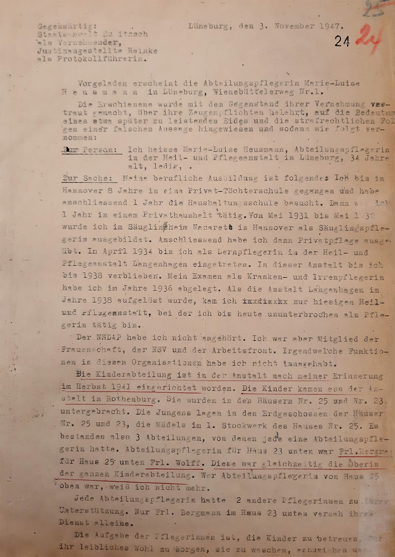 Das Protokoll ist eng mit Schreibmaschine geschrieben und leicht vergilbt. Mit rotem Stift sind einzelne Aussagen im Protokoll unterstrichen.